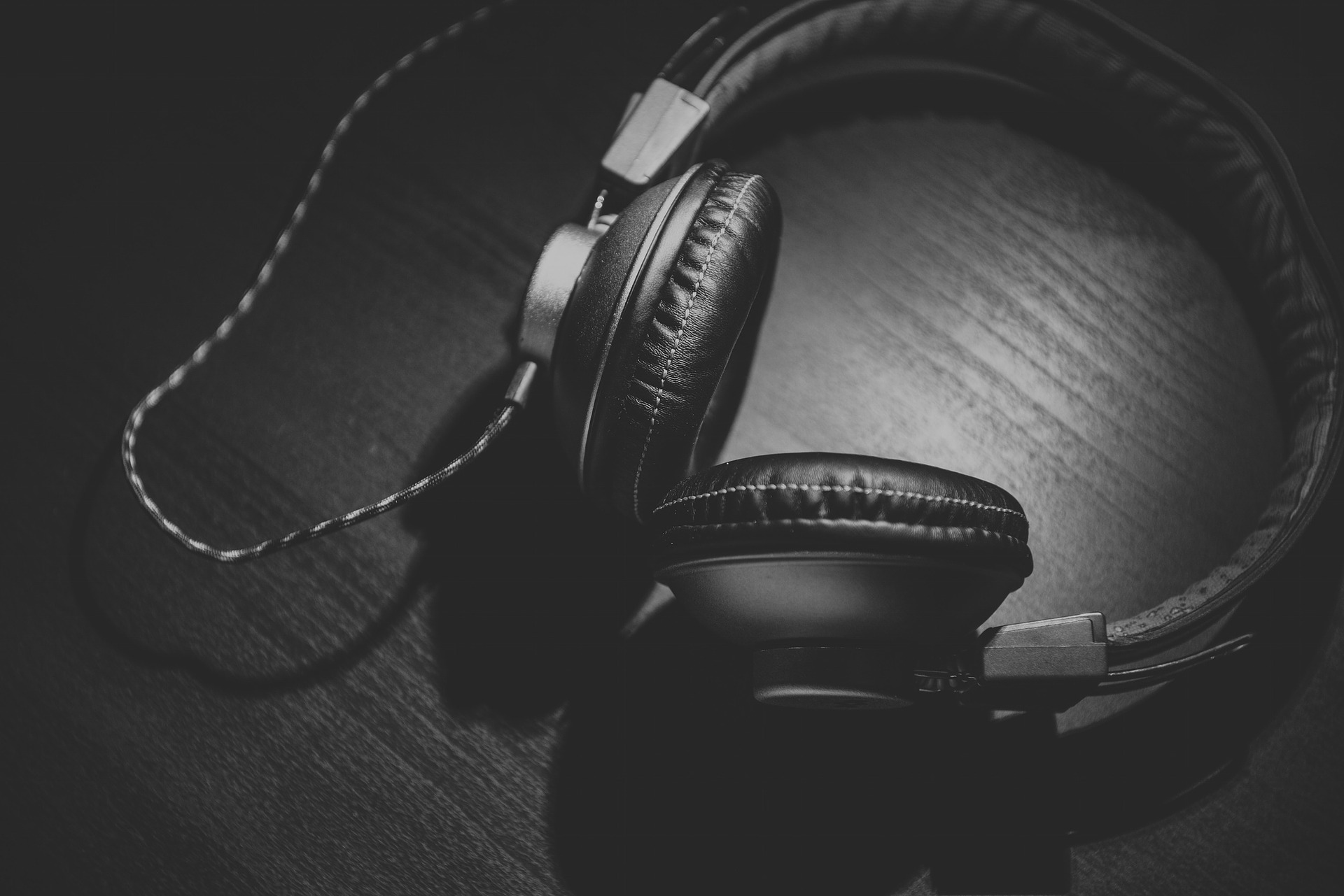 indstudering Skrøbelig Lover Why Pros Use Earbuds AND Headphones